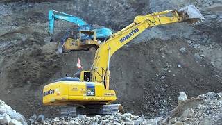Alat Berat Excavator Bulldozer Menggali Material Proyek Jalan