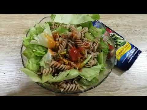 Ensalada de pasta con salsa de tomate y loroco
