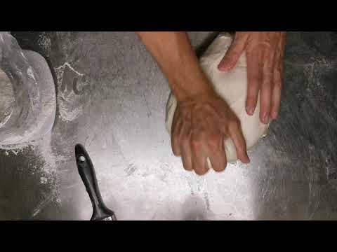 Kneten eines Brotteigs per Hand