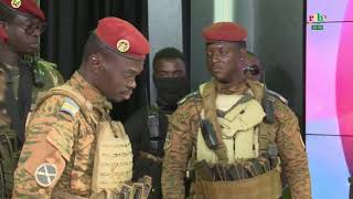 Download lagu Portrait du nouveau Président du MPSR, le capitaine Ibrahim TRAORE mp3