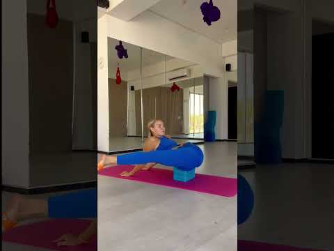 Hip Stretch Split Leg Flexibility Easy Yoga Flow #shorts #yogaexercise #yoga  #yogapractice #fyp