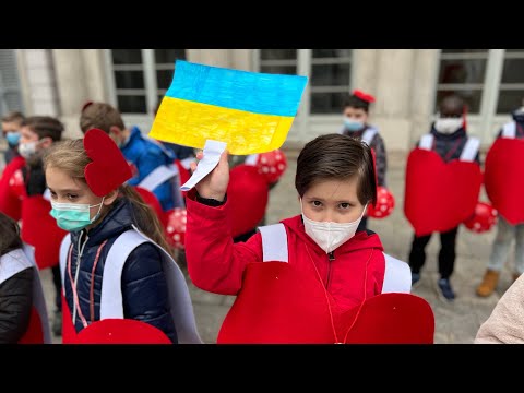 Il flash mob dei bambini contro la guerra in Ucraina