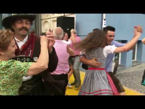 Am Schulhof mit die Zillertaler Manda