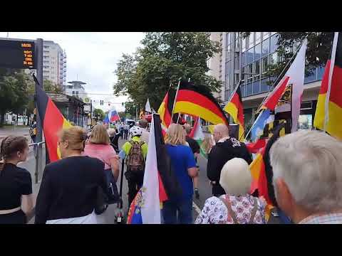 Wir geben nicht auf - Ihr kriegt uns nicht klein. - Ausschnitt - Montagsprotest in Chemnitz, 1.9.25