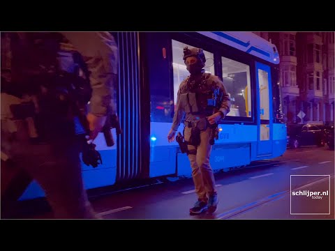Special forces arrive at the hostage situation at Apple Amsterdam - February 22, 2022 20:01
