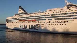 preview picture of video 'Silja Symphony passing by Suomenlinna'