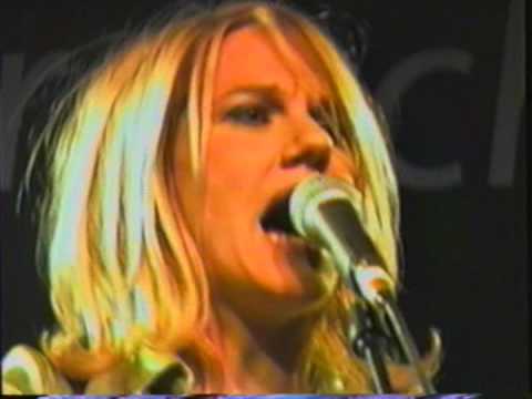 Sylvie Paquette chante J'fais le trottoir aux Francofolies de Montréal le 01 août 1997