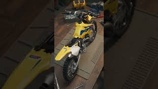 Download lagu This Tiny Suzuki RM125 Motocross Bike Looks Too Good to Be a Model #satisfying #asmr #dirtbike mp3