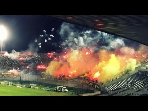 "Recibimiento de PEÑAROL |  Clásico Copa Antel 2015" Barra: Barra Amsterdam &bull; Club: Peñarol