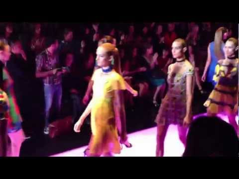 VIDEO SFILATE DONNA MILANO S/S 2013 - VERSUS