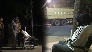 Duduk di Kursi Roda, Tri Rismaharini Pantau Proses Recovery Jalan Gubeng pada Malam Hari