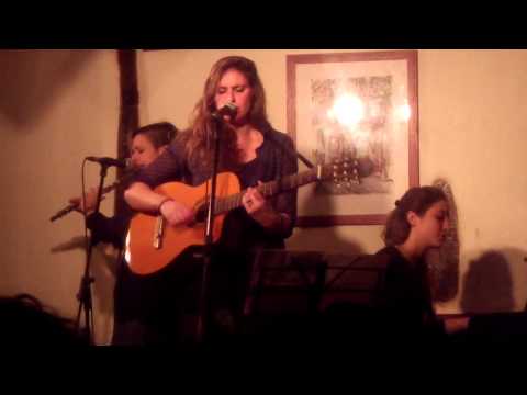 A guitarrazos - Alsondelpez,Sara Almohalla y Marta Mansilla (Libertad 8, 22/02/2014)