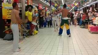 preview picture of video 'Démo Capoeira Maculelê au carrefour de Saint-Herblain'