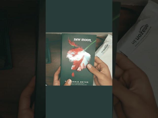 Vídeo relacionado con Twilight New Moon Póster US de libros de Cover (55,8 cm x 86,3 cm) + Blanca Paquete de regalo. Varios enkfe rtig.
