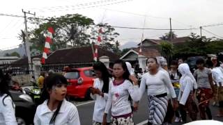 preview picture of video 'Carnaval Glenmore 2014 - SMPN 1 Glenmore #2'