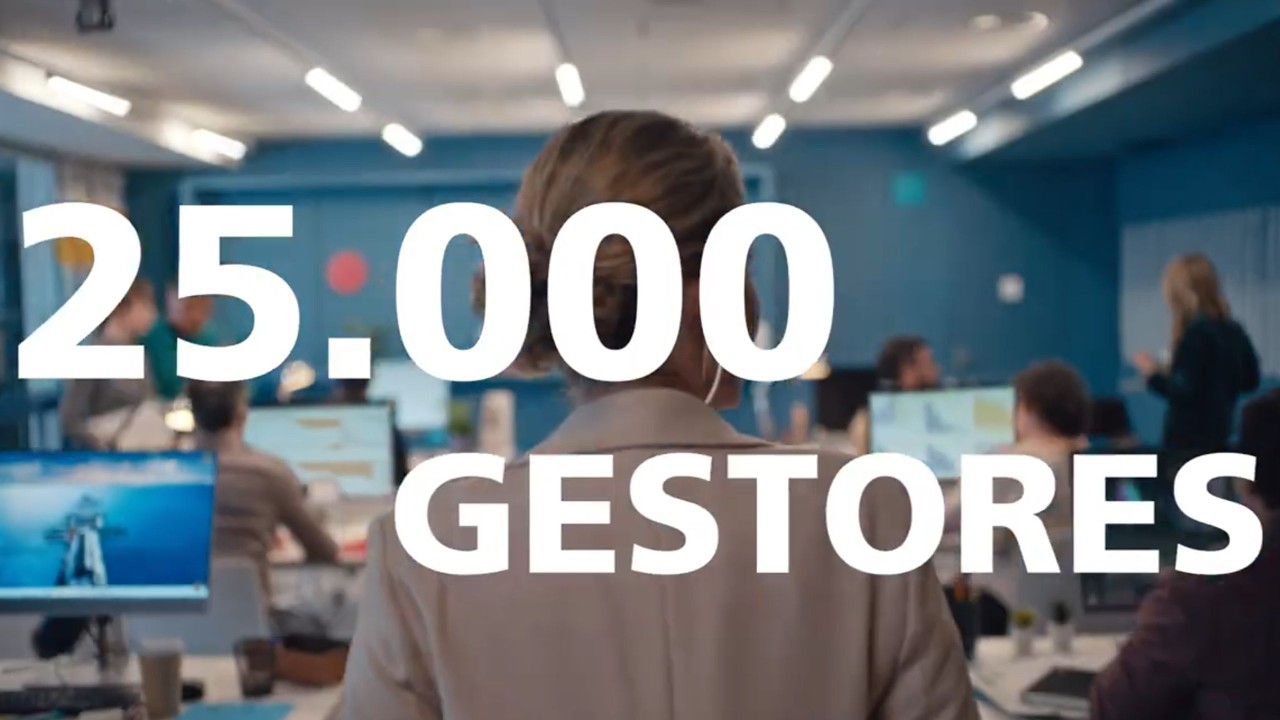 V&iacute;deo de campa&ntilde;a en el que varias personas utilizan los distintos servicios de atenci&oacute;n al cliente de CaixaBank