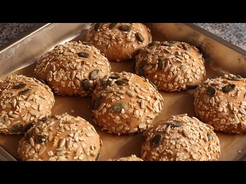 Dinkelvollkornbrötchen mit Körnern