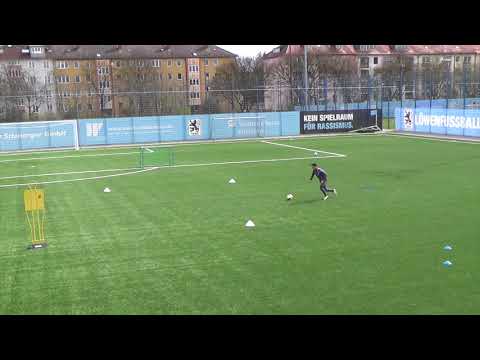 Erster Kontakt Ballan- und mitnahme flacher Bälle: 2 Mit der Innenseite über den Standfuß