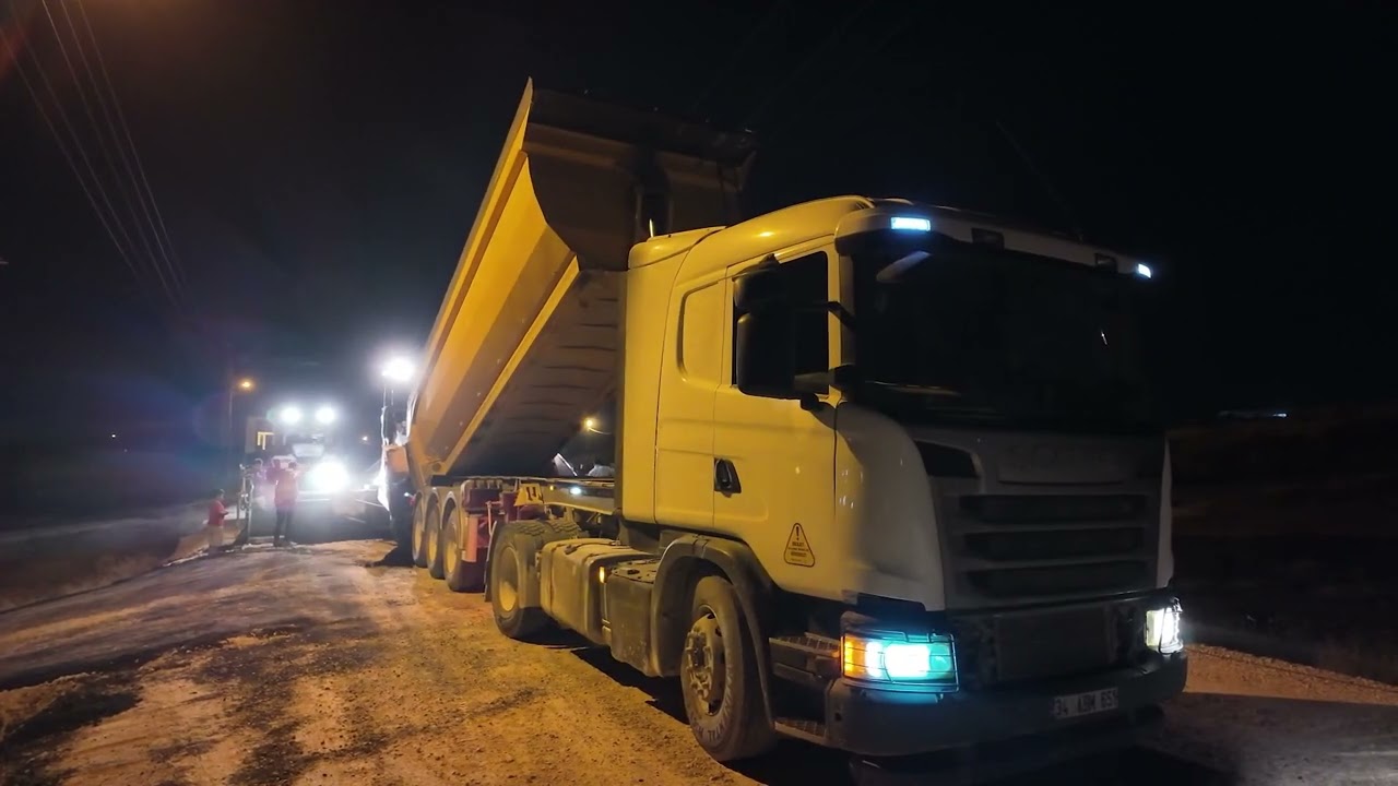 HARRAN AKÇAKALE GRUP YOLUNDA ASFALT MESAİSİ HIZ KESMİYOR