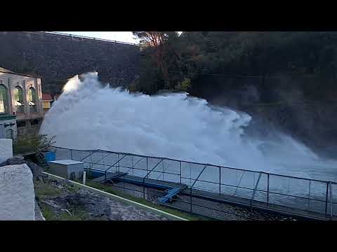 Salida de agua de la central hidroeléctrica Fitz Simon en Embalse de Calamuchita, Córdoba.