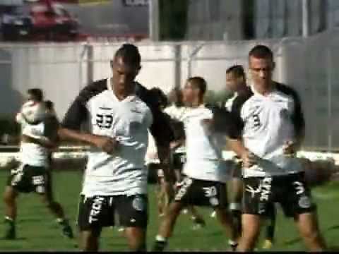 Ciel, o cara do asa, tenta superar obstáculos dentro e fora de campo