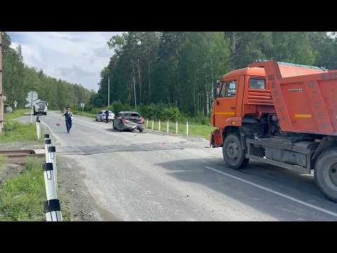 КАМАЗ догнал на переезде "Пежо" и покалечил 2 пацанов
