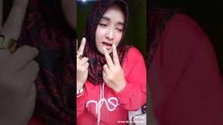 Download lagu Tik-tok goyang 2 jari bikin gagal fokus mp3