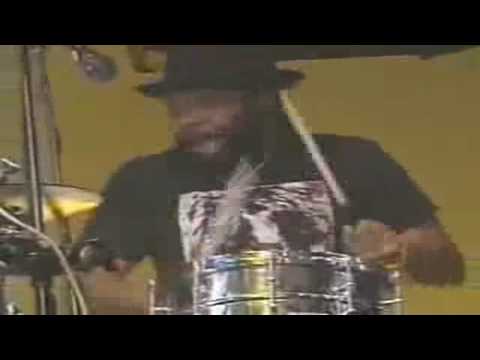 Foo Fighters - Dave Grohl and Taylor Hawkins Drum Solo