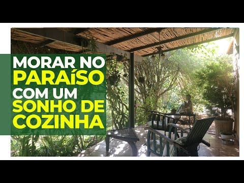 COZINHA DOS SONHOS EM UMA CASA PARAÍSO CHEIA DE GARIMPOS RAROS CERCADA POR UM JARDIM IMENSO