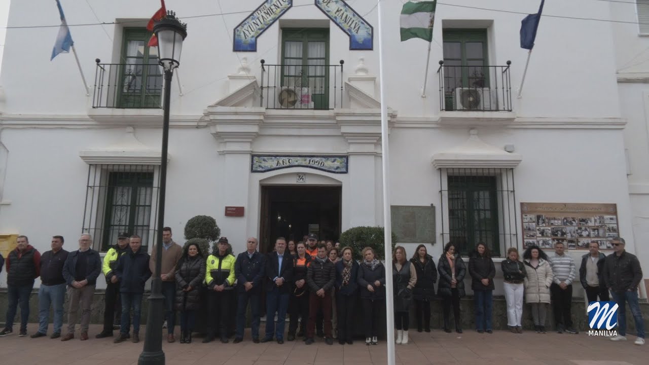 Manilva guarda un minuto de silencio en memoria de los dos guardia civiles asesinados