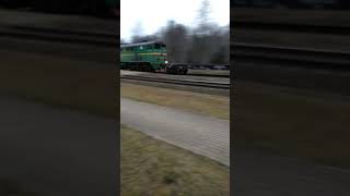 preview picture of video '2ТЭ10М-3451(LDZ) & ER2T-7113(PV) kravas un pasažieru vilcieni brauc garām stacijai Jumprava. (08:00)'