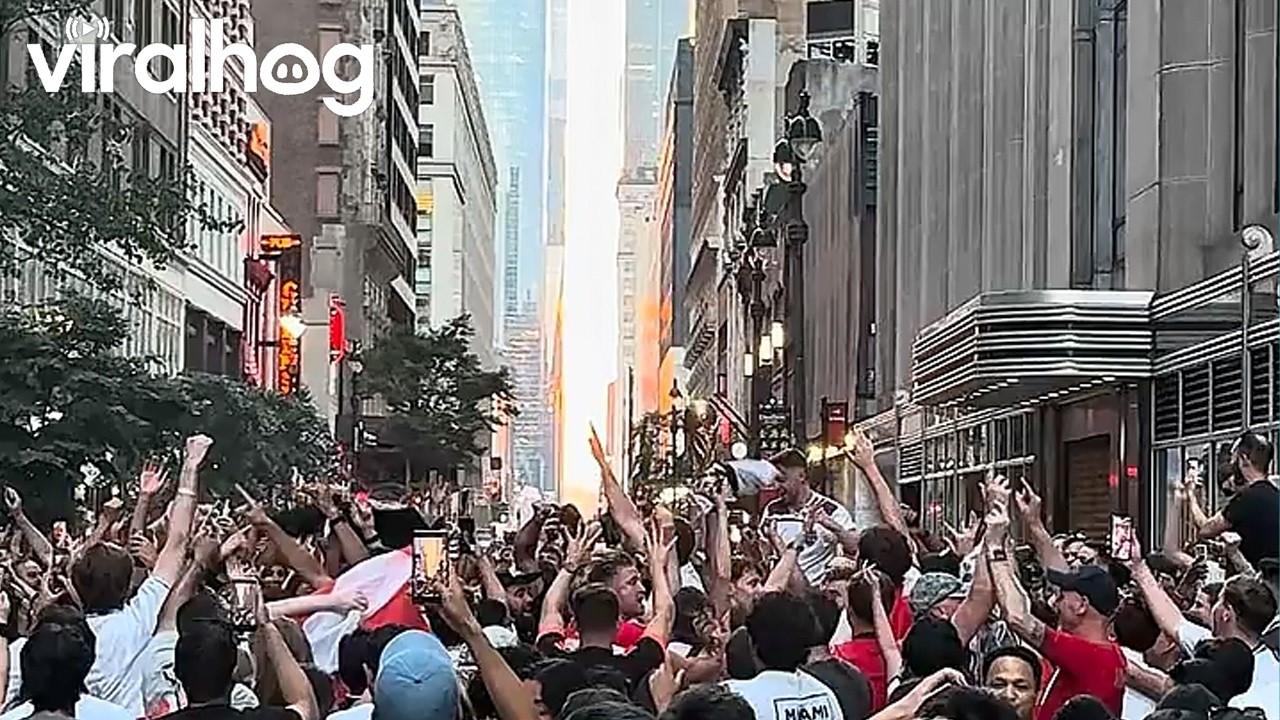 England Fans Celebrate World Cup Victory in Midtown Manhattan || ViralHog