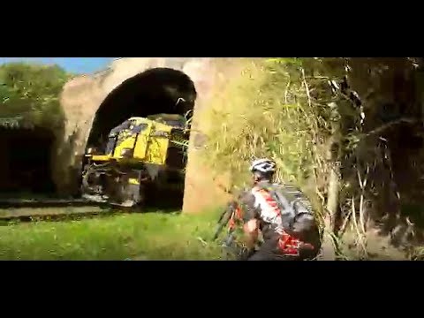 Ciclistas quase são atropelados por trem em tunel
