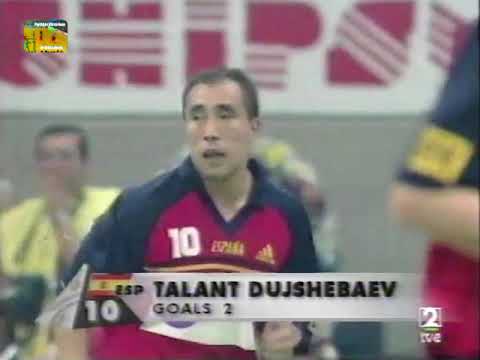 Perfecta la penetración de Talant Djushebaev. Cto. del Mundo EGY-1999. ESP-YUG. 3/4 puesto