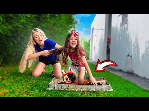 O LABUBU MALVADO PRENDEU A PERNA DA MINHA IRMÃZINHA NO BURACO!!