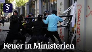 Studierende stürmen Regierungsgebäude in Tirana