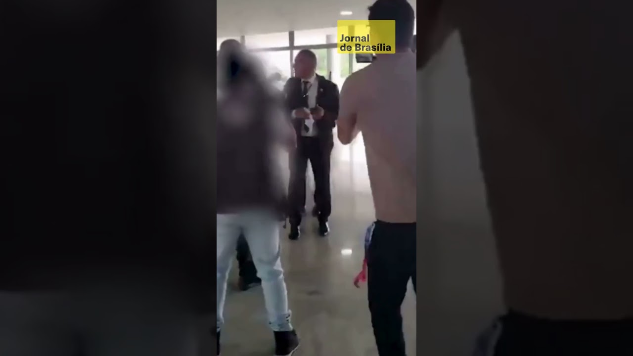 Mulher nua entra no Palácio do Planalto e diz que quer falar com Lula Mulher nua entra no Palácio do Planalto e diz que quer falar com Lula