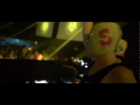 PELUSSJE - The King Is Dead