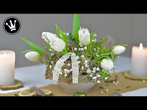 Festliches Blumengesteck aus Gras - Frühlingsdeko leicht gemacht