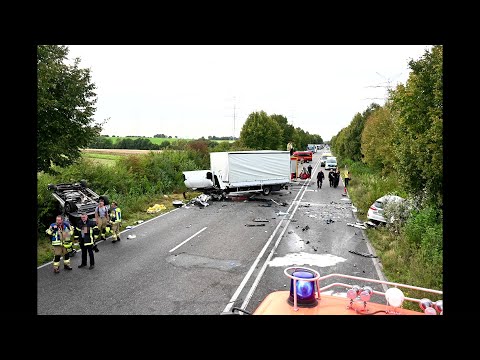 PKW rast beim Überholen in LKW - Fahrer verstorben - 3 Verletzte auf B59 in Pulheim am 26.09.23