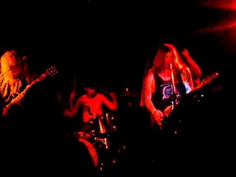 Premonition 13  ~ La Hechicera De La Jeringa