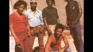 Bob Marley & The Wailers (The Gladiators Cover) Live, New York, 1985 - War, No More Trouble.