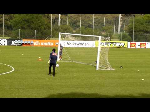 CALCIONAPOLI24.IT -  VIDEO - CASTEL VOLTURNO, Gianello come Chilavert: prova il gol da centrocampo