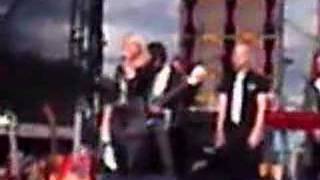 Annika Thörnquist sjunger på invigningen av IKEA karlstad