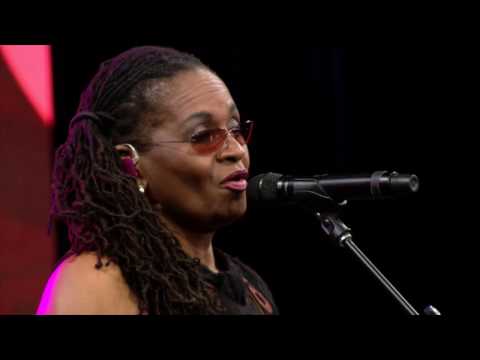 2017 She Rocks Awards: Kat Dyson Performs 