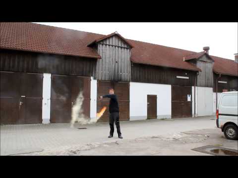 Testzündungen verschiedener Pyroeffekte an Speeren für einen Kunden