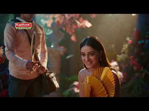 Karan Johar calls for monsoon feels as Ananya Panday savours pakoras courtesy Rajdhani Besan