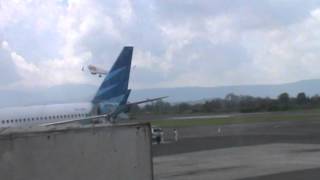 preview picture of video 'Pesawat Lion take off di Adi Sucipto International Airport Jogja'