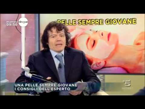 Su un occhio il posto di pigmentary ha apparito Crema contro pigmentazione in una farmacia