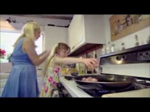 Gunilla Persson steker köttbullar